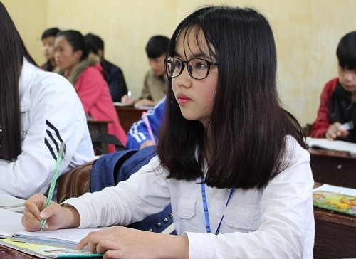 Ước mơ trở thành bác sĩ của cô bé xương thủy tinh 9 năm liền Quế Anh đạt danh hiệu học sinh giỏi, em mơ ước sau này trở thành bác sĩ chữa bệnh xương thủy tinh. Ảnh. Hồng Vân