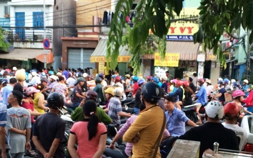 Khu phố náo loạn vì những tiếng súng nổ Hàng trăm người dân tập trung theo dõi lực lượng chức năng khám nghiệm hiện trường. Ảnh: A.X