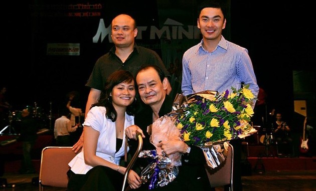 Nhạc sĩ Thanh Tùng và 2 ca khúc để đời tặng vợ Nhạc sỹ Thanh Tùng và 3 con trong một đêm nhạc "Một mình" diễn ra cách đây khá lâu. Ảnh: TL.