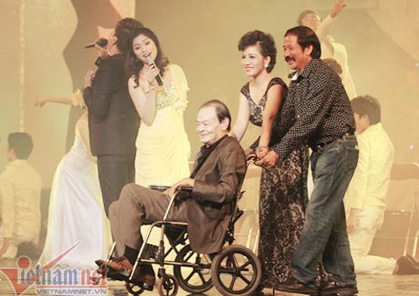 'Nhìn Thanh Tùng chật vật ngồi xe lăn mà ứa nước mắt' 'Nhìn Thanh Tùng chật vật ngồi xe lăn mà ứa nước mắt'