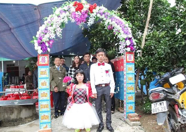 Cô gái cao 1,1m lấy chồng trẻ hơn 9 tuổi Lê Văn Công và Nguyễn Thị Xuân trong ngày cưới (ảnh nhân vật cung cấp).