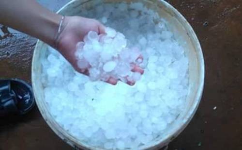 Mưa đá kéo dài cả giờ đồng hồ tại Đắk Lắk Người dân hứng được rất nhiều mưa đá