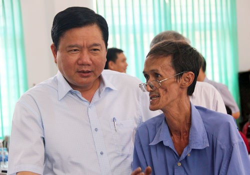 Bí thư Đinh La Thăng 'truy' chủ tịch Hóc Môn về bãi rác gây ô nhiễm Bí thư Thành ủy TP HCM Đinh La Thăng trao đổi với người dân xã Đông Thạnh, huyện Hóc Môn. Ảnh: Thiên Ngôn