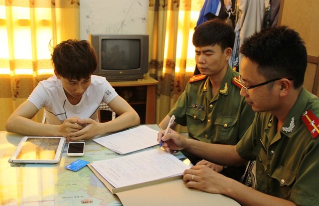 Khởi tố vụ tung tin thất thiệt cá chết hàng loạt ở Cồn Vành Bùi Đức Hải (áo trắng) - người đưa tin thất thiệt về cá chết hàng loạt ở Cồn Vành.