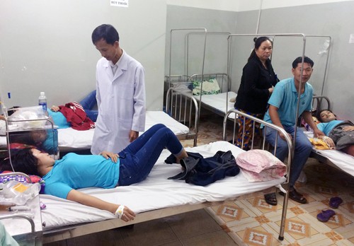 Hàng trăm công nhân ở TP HCM nghi ngộ độc sau bữa cơm Các công nhân đang cấp cứu tại bệnh viện ở Củ Chi. Ảnh: Sơn Hòa