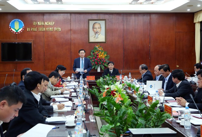 Kiểm điểm trên tinh thần nhìn thẳng vào sự thật Phó Thủ tướng Vương Đình Huệ yêu cầu không né tránh, xuê xoa trong kiểm điểm, phê bình và tự phê bình.