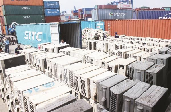 Điều tra, xử lý nghiêm vụ 213 container không xuất cảnh Hàng cấm do Cục Hải quan TP.HCM bắt giữ tại cảng Cát Lái tháng 7/2017 (ảnh VGP)