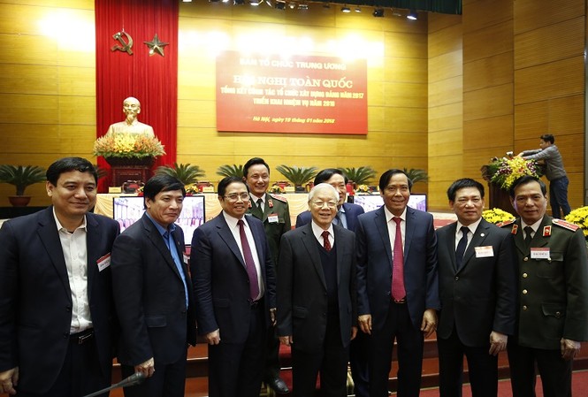 Cấp trên đốt lửa to nhưng cấp dưới chậm đốt, đốt lửa nhỏ Tổng Bí thư Nguyễn Phú Trọng và các đại biểu tham dự hội nghị (ảnh Như Ý)