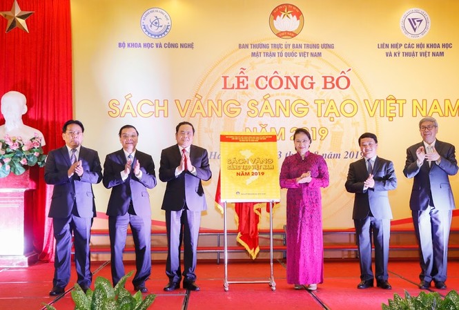 Vinh danh 74 công trình tiêu biểu trong 'Sách vàng Sáng tạo Việt Nam' Chủ tịch Quốc hội Nguyễn Thị Kim Ngân và các đai biểu công bố "Sách vàng Sáng tạo Việt Nam" (ảnh K.A)