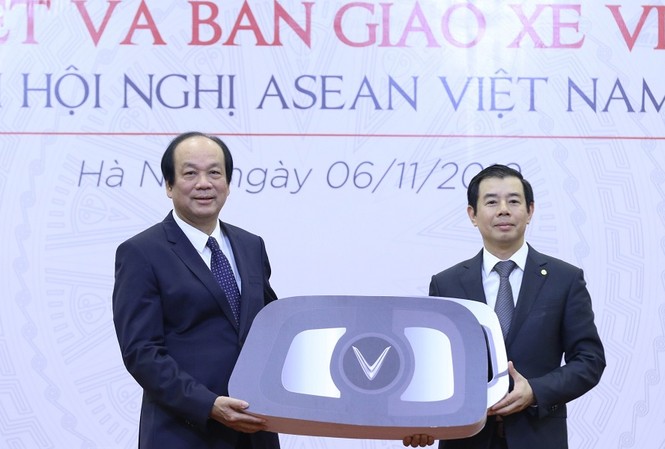 Hội nghị ASEAN 2020 sẽ sử dụng xe Việt Nam sản xuất Ông Mai Tiến Dũng nhận biểu trưng chìa khoá xe VinFast từ ông Nguyễn Việt Quang (ảnh Như Ý)