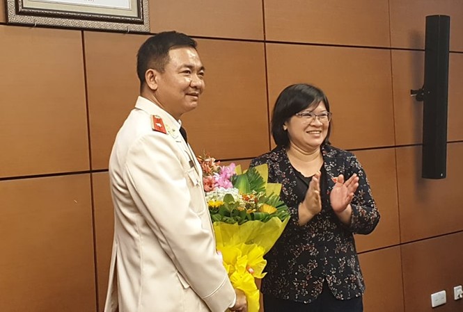 Thiếu tướng Nguyễn Minh Đức làm Phó Chủ nhiệm Uỷ ban Quốc phòng - An ninh Đoàn ĐBQH Thành phố Hồ Chí Minh chúc mừng ông Nguyễn Minh Đức