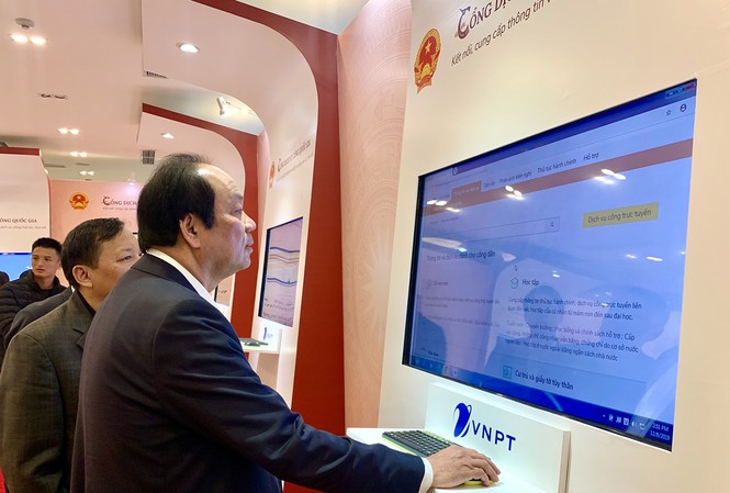 Hôm nay, ngồi nhà click chuột làm thủ tục đổi bằng lái xe, thẻ bảo hiểm y tế Bộ trưởng, Chủ nhiệm VPCP Mai Tiến Dũng kiểm tra Cổng dịch vụ công Quốc gia trước giờ khai trương.