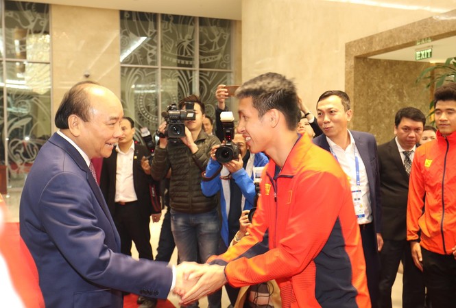 Thủ tướng nói về lý do gặp mặt 2 đội tuyển bóng đá Việt Nam trước Thủ tướng chúc mừng các cầu thủ bóng đá Việt Nam. Ảnh Như Ý.