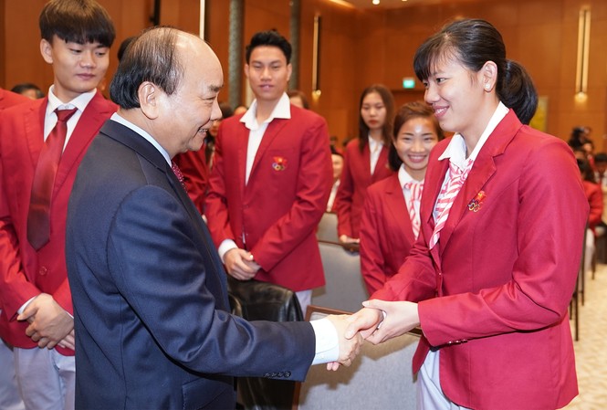 Lan tỏa tinh thần, khát vọng trong thể thao vào kinh tế, xã hội Thủ tướng Nguyễn Xuân Phúc chúc mừng VĐV Nguyễn Thị Ánh Viên (ảnh Q.H)
