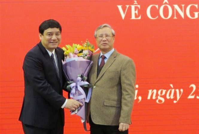Bí thư Tỉnh ủy Nghệ An làm Phó Chánh văn phòng Trung ương Đảng Thường trực Ban Bí thư Trần Quốc Vượng tặng hoa chúc mừng ông Nguyễn Đắc Vinh (ảnh TTXVN)