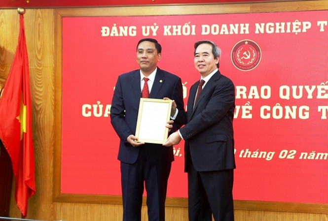 Công bố quyết định của Ban Bí thư về công tác cán bộ Ông Nguyễn Văn Bình trao quyết định của Ban Bí thư cho ông Hoàng Giang