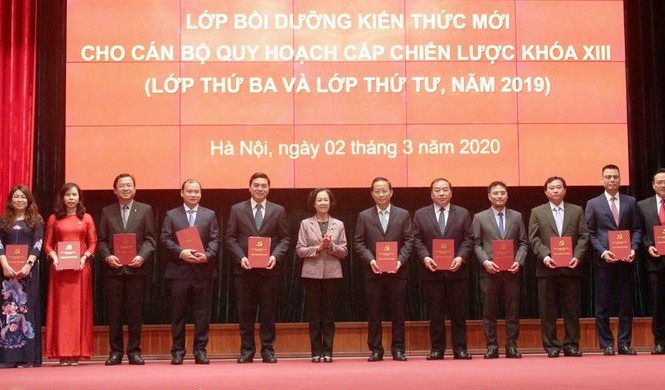 100% học viên quy hoạch cấp chiến lược đạt loại giỏi, xuất sắc Trưởng Ban Dân vận Trung ương Trương Thị Mai
trao Giấy chứng nhận tốt nghiệp cho các học viên (ảnh V.VO)