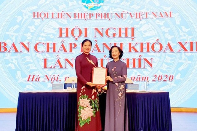 Hội Liên hiệp Phụ nữ Việt Nam có Chủ tịch mới Bà Trương Thị Mai trao quyết định của Bộ Chính trị cho bà Hà Thị Nga (ảnh P.N)