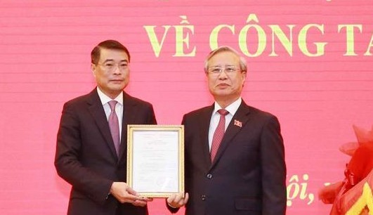 Trao Quyết định của Bộ Chính trị cho ông Lê Minh Hưng Thường trực Ban Bí thư Trần Quốc Vượng trao quyết định cho ông Lê Minh Hưng (Ảnh: TTXVN)