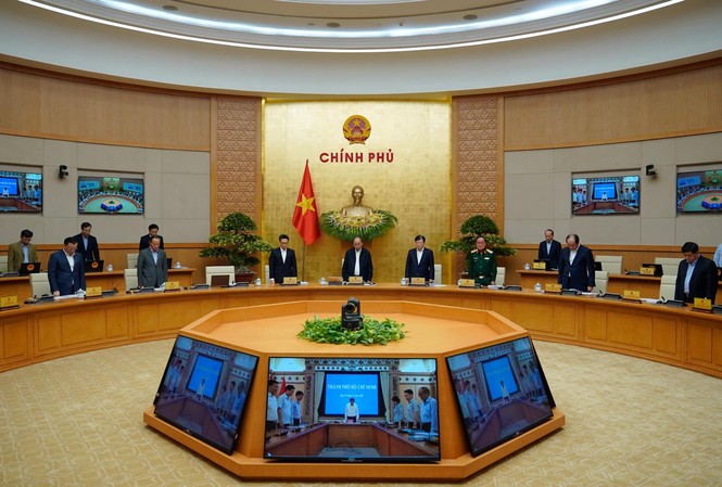 Chính phủ dành 1 phút mặc niệm đồng bào thiệt mạng, hy sinh vì mưa lũ Thủ tướng Nguyễn Xuân Phúc và các thành viên Chính phủ tưởng niệm đồng chí, đồng bào