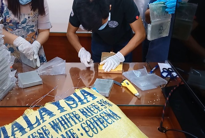 Thu gần 1.400 bánh heroin trong đường dây ma tuý do người Trung Quốc cầm đầu Lực lượng chức năng kiểm tra phát hiện lượng lớn ma tuý.