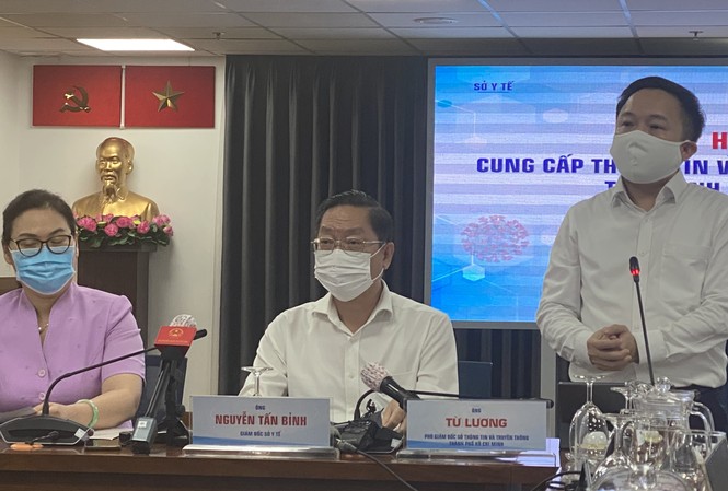 Sẽ xử lý nghiêm tiếp viên Vietnam Airlines không tuân thủ cách ly Ông Từ Lương (đứng), Phó GĐ Sở Thông tin và Truyền thông TPHCM.