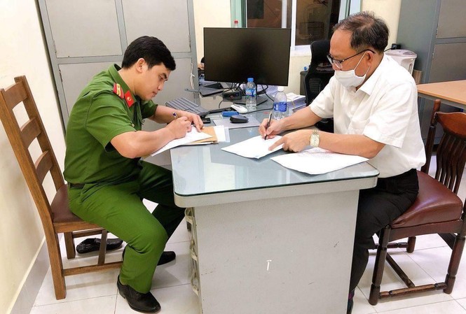 Ông Tất Thành Cang liên quan đến sai phạm gì? Công an TPHCM tống đạt khởi tố, bắt tạm giam ông Tất Thành Cang. Ảnh: Cơ quan công an cung cấp.