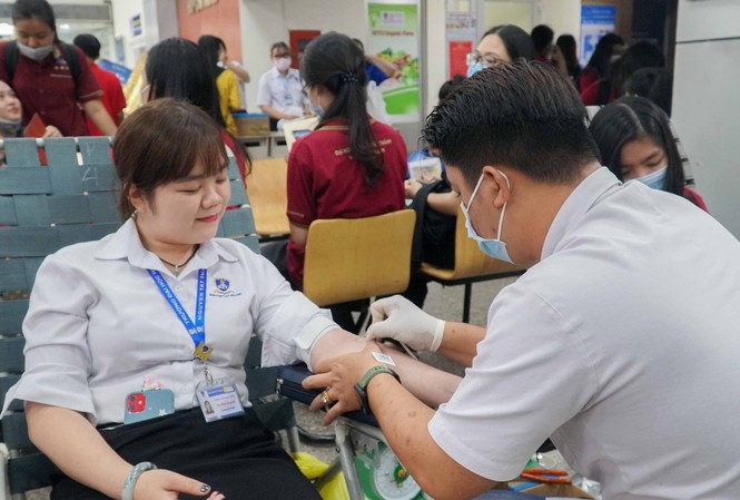 Sinh viên trường ĐH Nguyễn Tất Thành tham gia Sinh viên trường ĐH Nguyễn Tất Thành tham gia "Ngày tình nguyện Đỏ"