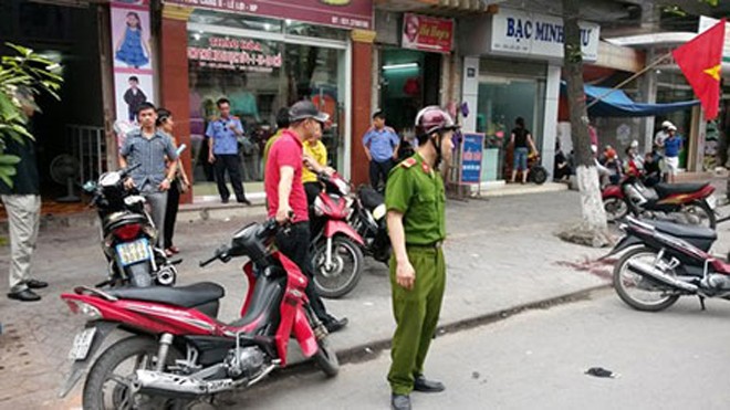 Kinh hoàng học viên cai nghiện đâm chết người trên phố Lực lượng công an có mặt tại hiện trường điều tra làm rõ vụ trọng án đâm chết người