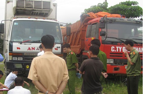 Cán chết người, tài xế bỏ chạy 100 km Chiếc xetải gây tai nạn (màu trắng) đang bị tạm giữ tại Hà Tĩnh để phục vụ điều tra
