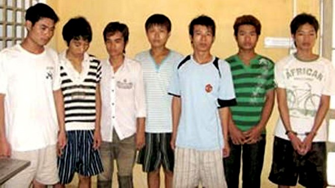 10 'quỷ râu xanh' hành hạ cô bé 16 tuổi trong nghĩa trang Các đối tượng khi bi bắt giữ