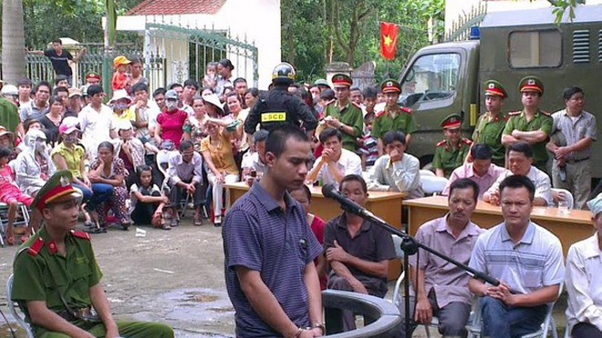 20 năm tù giam cho người chồng đâm chết vợ dã man Bị cáo Nguyễn Phi Cường. Ảnh: Vũ Hà/Vietnam+