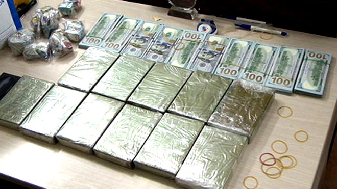 Bà lão 80 tuổi mua 10 bánh heroin ở Sài Gòn 11 bánh heroin và gần 100.000 USD. Ảnh: C.A