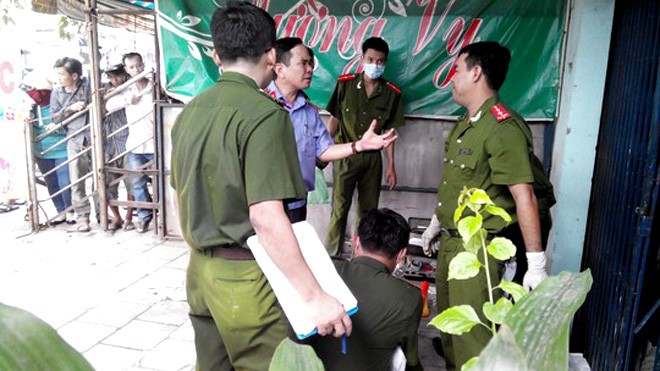 Chủ tiệm cắt tóc bị tình nhân đâm trước khi tự thiêu Cảnh sát điều tra tại hiện trường