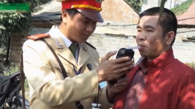 Hà Nội: Người tham gia giao thông lúng túng đo nồng độ cồn Hà Nội: Người tham gia giao thông lúng túng đo nồng độ cồn