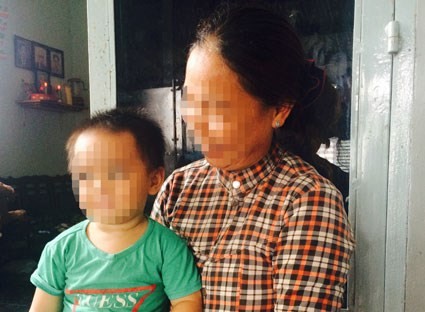 Bị 3 thanh niên lạm dụng, cô bé làm mẹ ở tuổi 12 Chị T. và cháu ngoại, cậu nhóc rất kháu khỉnh và ngoan