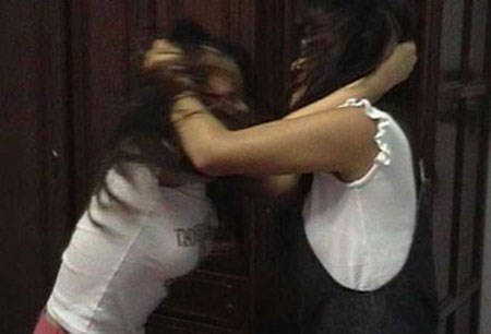 Đang ngồi ăn ốc với tình nhân thì mẹ và vợ tới đánh ghen Ảnh minh họa