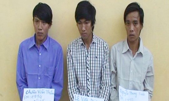 Dùng dây điện làm “bẫy” để cướp xe Các đối tượng tại Công an huyện Hồng Ngự
