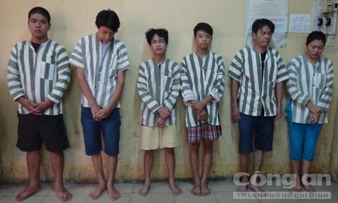 Băng cướp giật phê ma túy, thác loạn tập thể trong khách sạn Các đối tượng trong băng nhóm cướp giật bị công an bắt giữ - Ảnh: Tuấn Thành