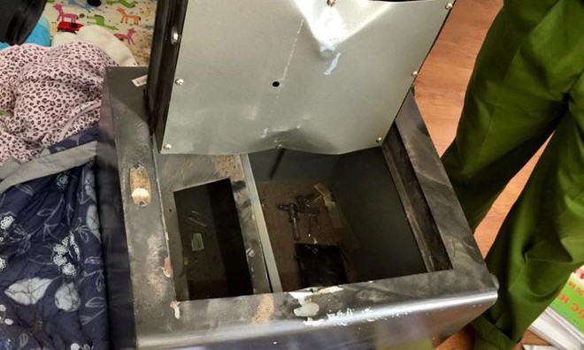 Nhà ca sĩ Đăng Khôi bị trộm đột nhập lấy 800 triệu đồng Hình ảnh chiếc két sắt nhà Đăng Khôi bị phá. Ảnh: FBNV
