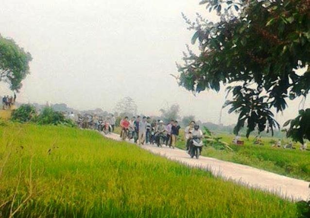 Cô giáo mầm non bị chồng giết chết ngay tại trường Sau khi gây án xong, đối tượng chạy ra ngoài đồng tự sát nhưng bất thành. Ảnh bạn đọc cung cấp