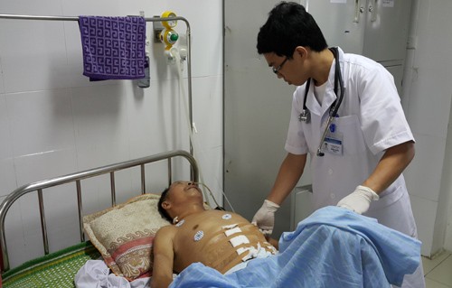 Người đàn ông trọng thương bất lực nhìn vợ thiệt mạng dưới tay bạn nhậu Ông Dần tỉnh táo nhưng chưa biết việc vợ đã tử vong. Ảnh: Hải Bình