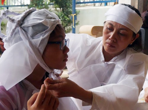 Bốn nghi can đánh chết quản lý thị trường bị tạm giữ Ông Danh ra đi để lại mẹ già gần 80 tuổi, vợ và hai con gái nhỏ. Ảnh: Hoàng Nam