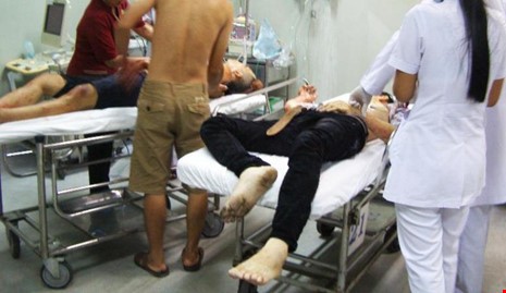 Mâu thuẫn lúc nhậu, 1 người bị đâm chết Các bác sĩ đang cấp cứu hai nạn nhân bị đâm