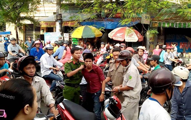 Vụ cô gái quật ngã tên cướp giữa đường: Bắt thêm 1 nghi phạm Đối tượng Huỳnh Ngọc Thạch bị công an khống chế đưa về trụ sở