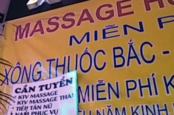 5 cô gái khỏa thân cùng khách trong tiệm massage ở Sài Gòn Biển quảng cáo của địa điểm massage của bà Sol. Ảnh: Hải Hiếu