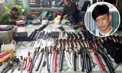Phát hiện kho vũ khí khủng trong nhà nghi can chứa ma túy Nghi can Dương Hoàng Chân và lượng lớn vũ khí được thu giữ