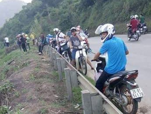 Người nghiện ma túy phá còng số 8, trốn khỏi xe áp tải Nhiều người dân tò mò trước sự việc