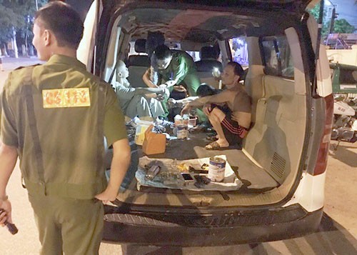 Ba người đàn ông mở 'tiệc ma túy' trên ôtô ngay giữa đường Chiếc ôtô được dùng mở "tiệc ma túy". Ảnh: C.A
