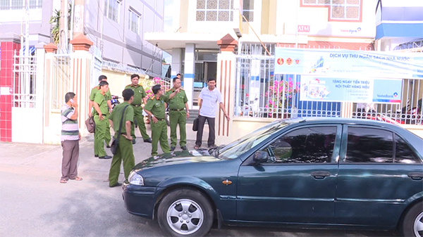 Vĩnh Long: Cầm súng xông vào ngân hàng cướp hàng trăm triệu Cơ quan chức năng đang khám nghiệm hiện trường, nơi xảy ra vụ cướp